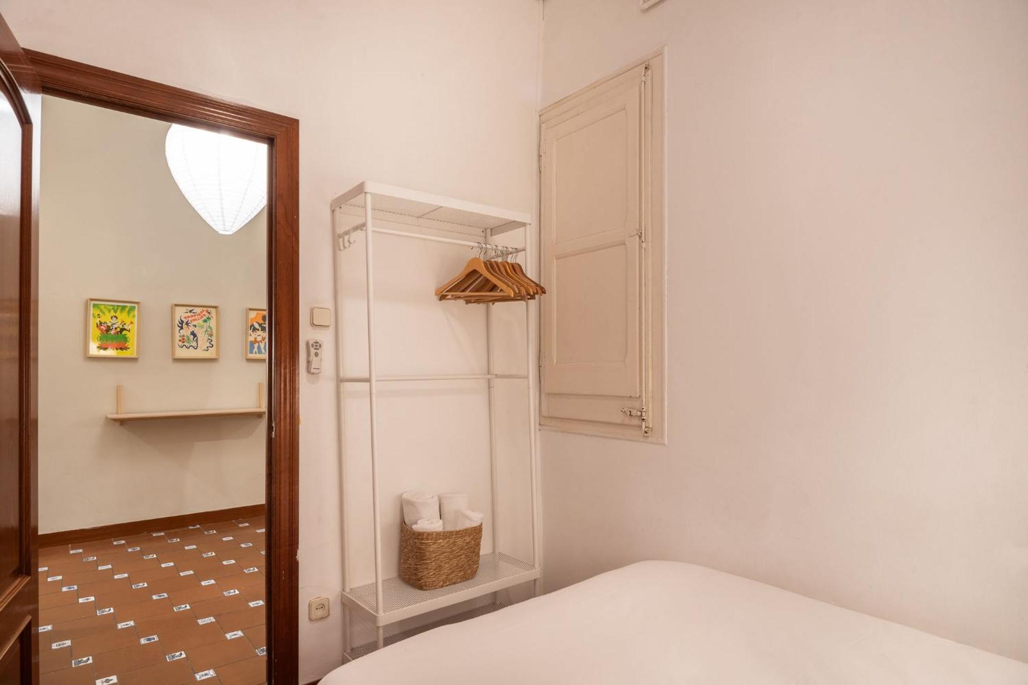 Spacious & Sunny Apt With Terrace In The City Center Барселона Екстериор снимка