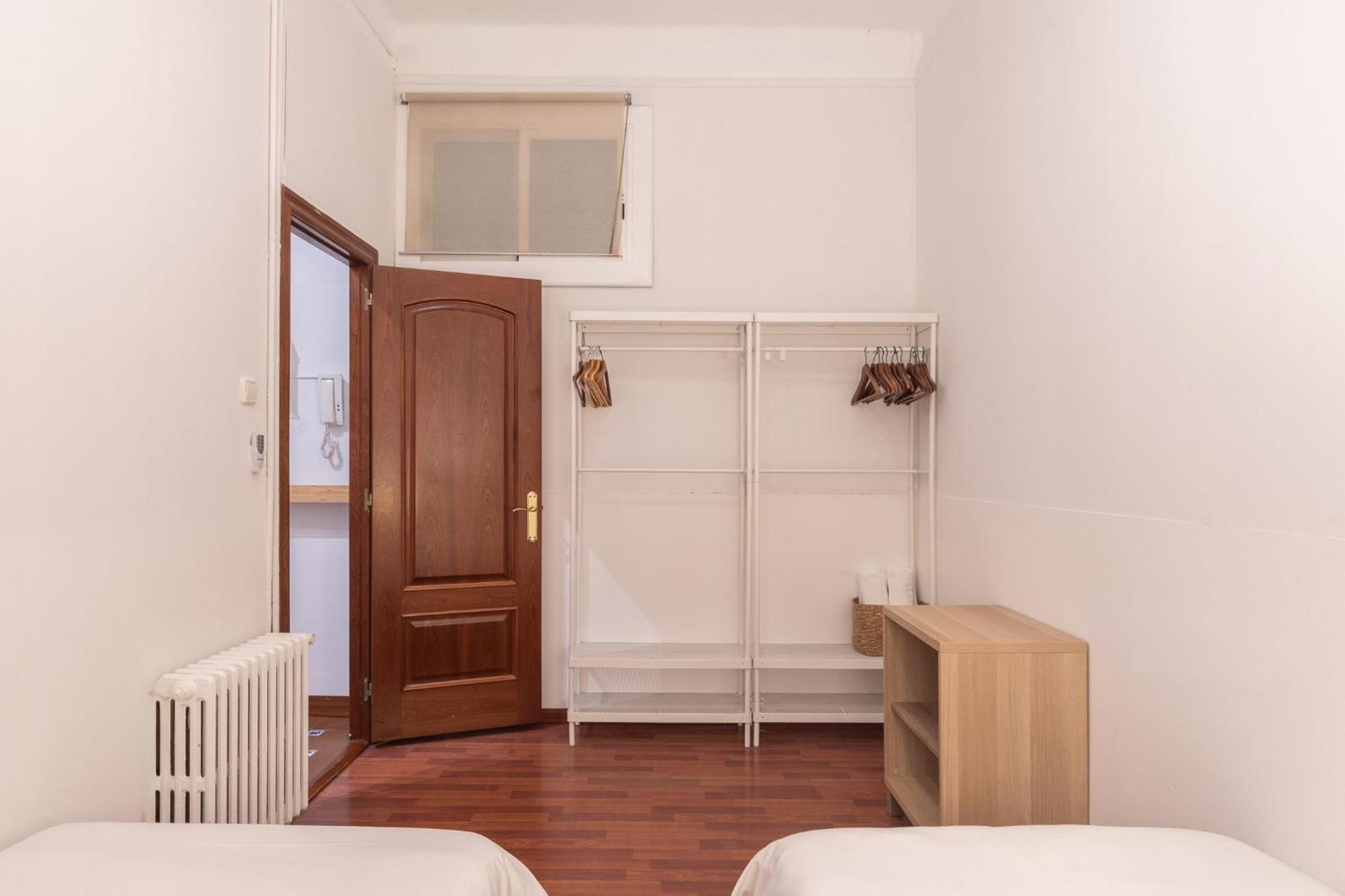 Spacious & Sunny Apt With Terrace In The City Center Барселона Екстериор снимка